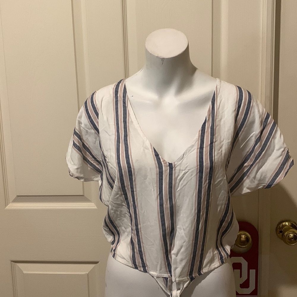 Sim & Sam crop V-neck Thai front Ray on top. Small